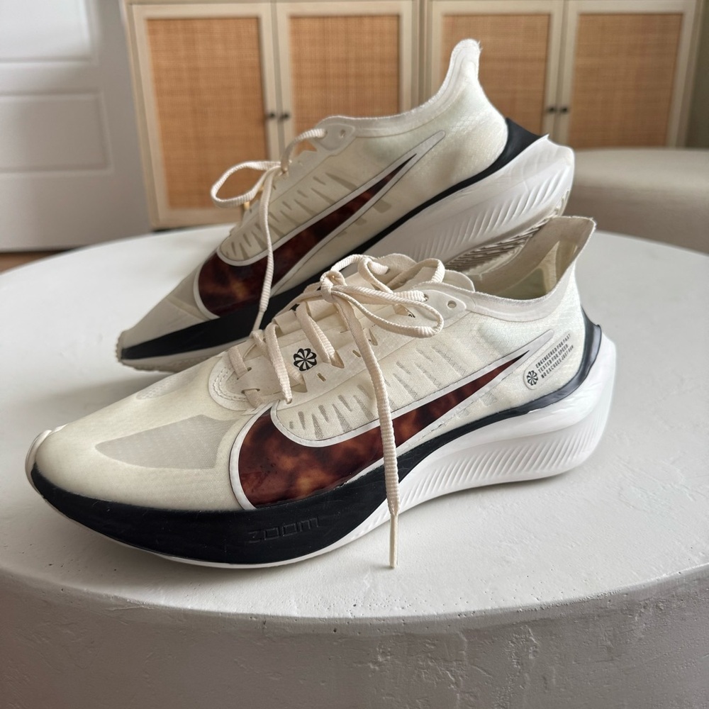 Nike Zoom Gravity - Tortoise/Cream/White in Size 10W